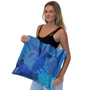 Bolsa Design Exclusivo - Asa Delta Lona Plástica com 280g. Bolsa em Lona Plástica de PVC com 45x50 cm. Impressão UV a 4/0 cores.  Corte reto. Solda Eletrônica 