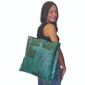 Charmosa Bolsa Design Exclusivo - Estampa Verde Lona Plástica de PVC, 45x50 cm. Impressão UV a 4/0 cores.   Bolsa artesanal sem costura, sem cola e com alça/cordão 100% algodão.