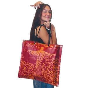 Prática e Bonita Bolsa com Design Exclusivo - Estampa Vermelha Lona Plástica com 280g. Bolsa em Lona Plástica de PVC com 45x50 cm. Impressão UV a 4/0 cores.  Corte reto. 