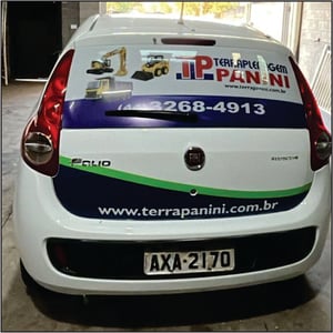 Adesivo Automotivo Perfurado Vidro Traseiro Vinil Micro perfurado  4x0 Brilho aplicado 