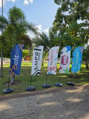 Wind Banner Pequeno completo Tecido de poliester + arte de ferro + base plastica 200x60cm 4x4  Cortura + Ilhós 