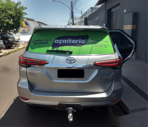 Adesivo perfurado traseiro para Toyota SW4 Vinil perfurado 0,10 120g 143x50cm 4x0 Impressão ecosolvente Refile Personalizado