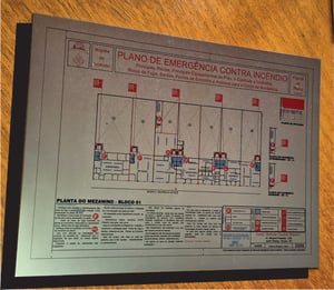 PLACA EM INOX - PLANO DE ABANDONO INOX 30x40 cm 4x0 cor Com aplicação de película vinil transparente, com impressão digital reto Acrílico preto colado no verso