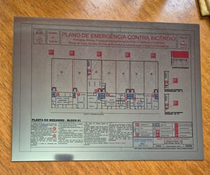 PLACA EM INOX - PLANO DE ABANDONO INOX 30x40 cm 4x0 cor Com aplicação de película vinil transparente, com impressão digital reto 
