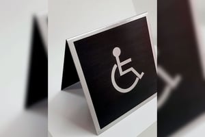 PLACA PCD DE MESA INOX INOX 10x20 1x0 cor Gravação em baixo relevo com pintura automotiva com dobra formato final 10x10 cm
