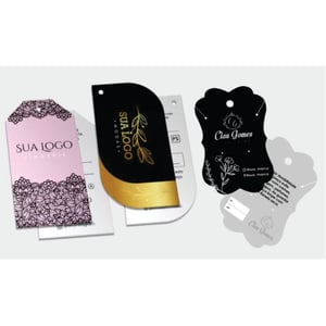 Tags 4/1 cor ( tinta preta no verso) - 4/0 cor – 300G com Verniz Uv Total Frente e Corte Especial Couchê 300g 9x5cm 4/1 Verniz Uv Total Frente Corte Especial 