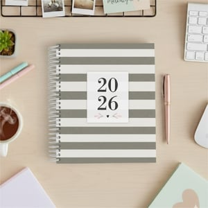 Agenda Ayla - Cinza Miolo Off Set 75g 18x21cm Impressão Colorida Capa Dura Laminada Fechamento em Espiral 