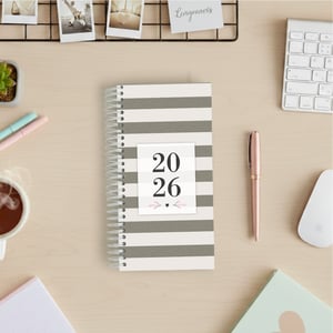 Agenda Ayla - Cinza Slim Miolo Off Set 75g 11x21cm Impressão Colorida Capa Dura Laminada Fechamento em Espiral 