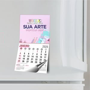 Imã de Geladeira com Mini Calendário Papel Couchê 250g 9x5cm Impressão Colorida Verniz Total Frente Manta Magnética Bloco 12 Meses