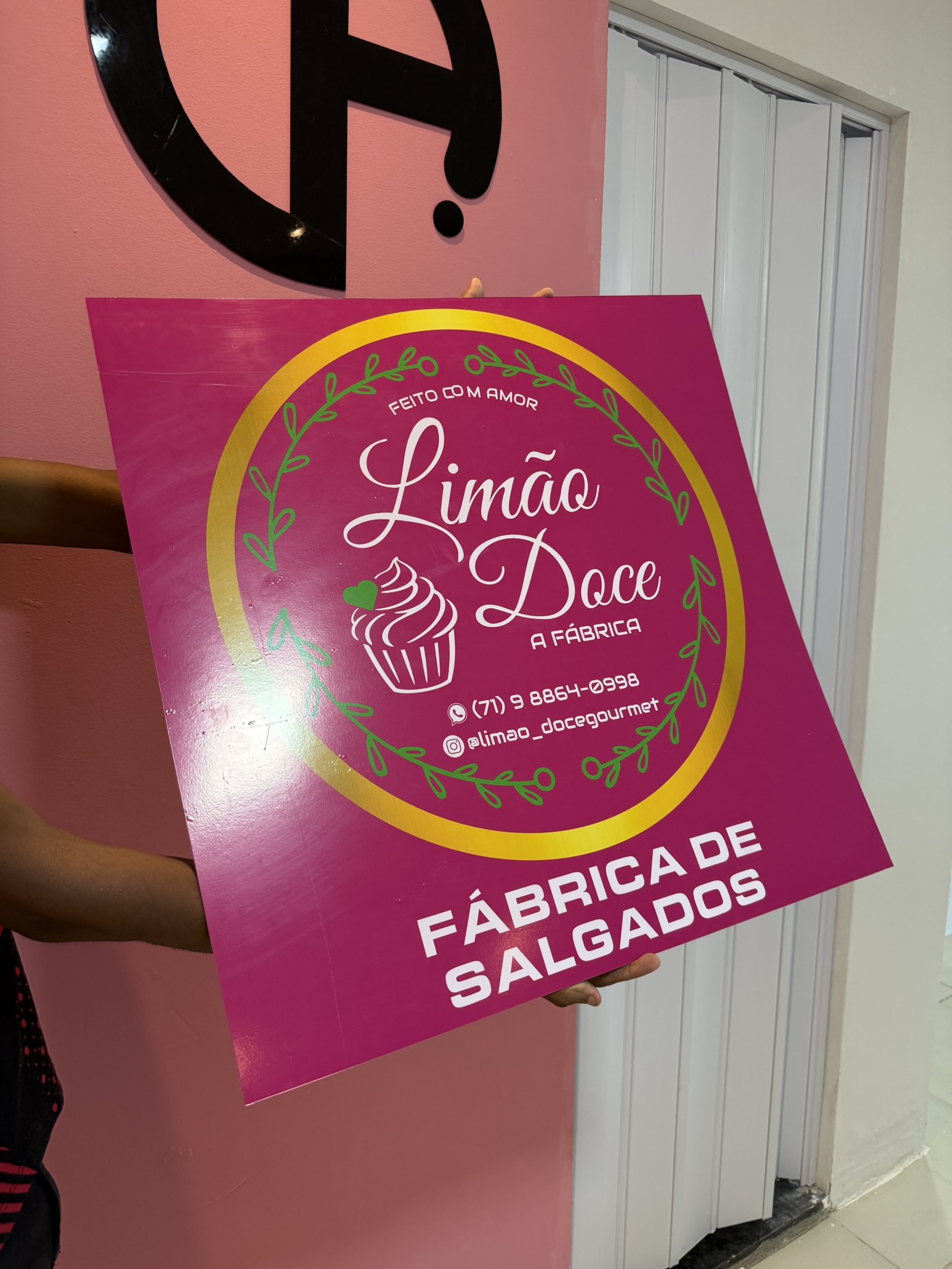 Placa em PVC adesivada