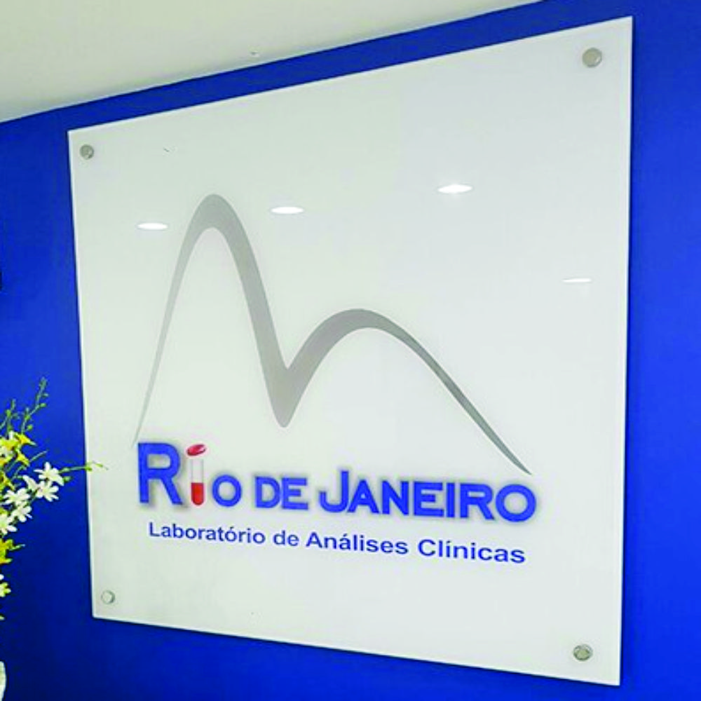 PLACA TRANSPARENTE EM  ACRILICO ADESIVO IMPRESSO