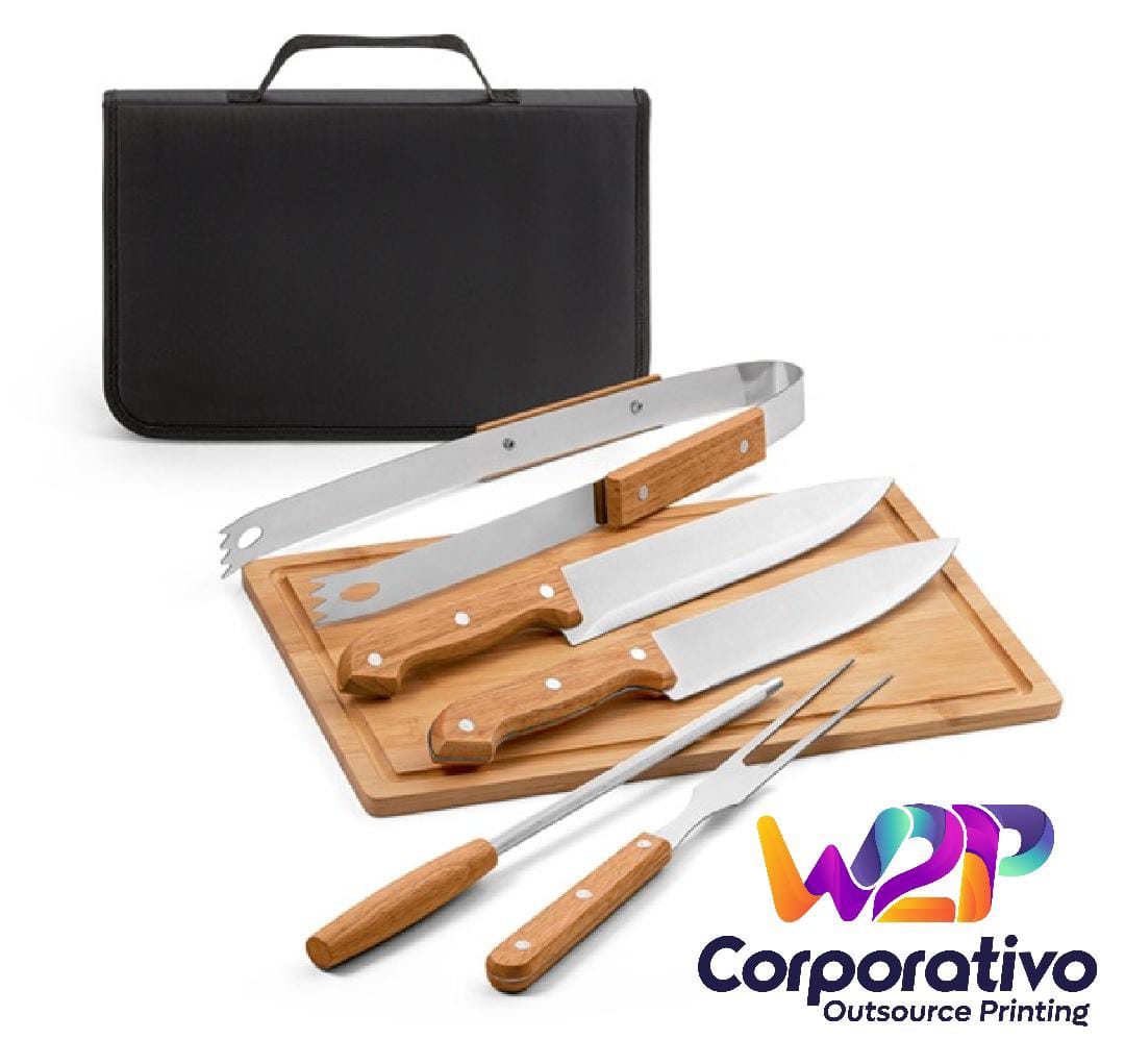 Kit churrasco em estojo de 210D e tábua em bambu com 5 utensílios em aço inox e madeira de Seringueira