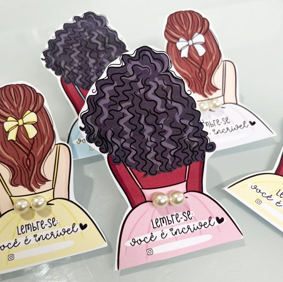 Brinde Dia das Mulheres Card Bonequinha com Brincos de Pérola