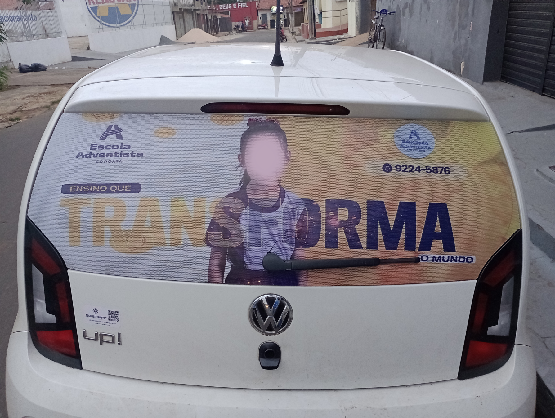 Adesivo perfurado traseiro para Volkswagen Up 2014